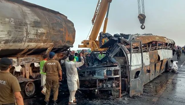 20 people were burnt to death when an oil tanker and a bus collided in Pakistan 1 bus collided in Pakistan