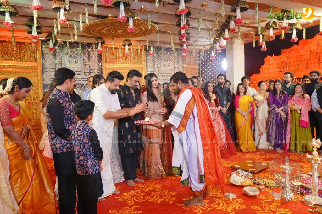 celebrities at kalyanaraman family navratri puja celebration 2022 photos 017
