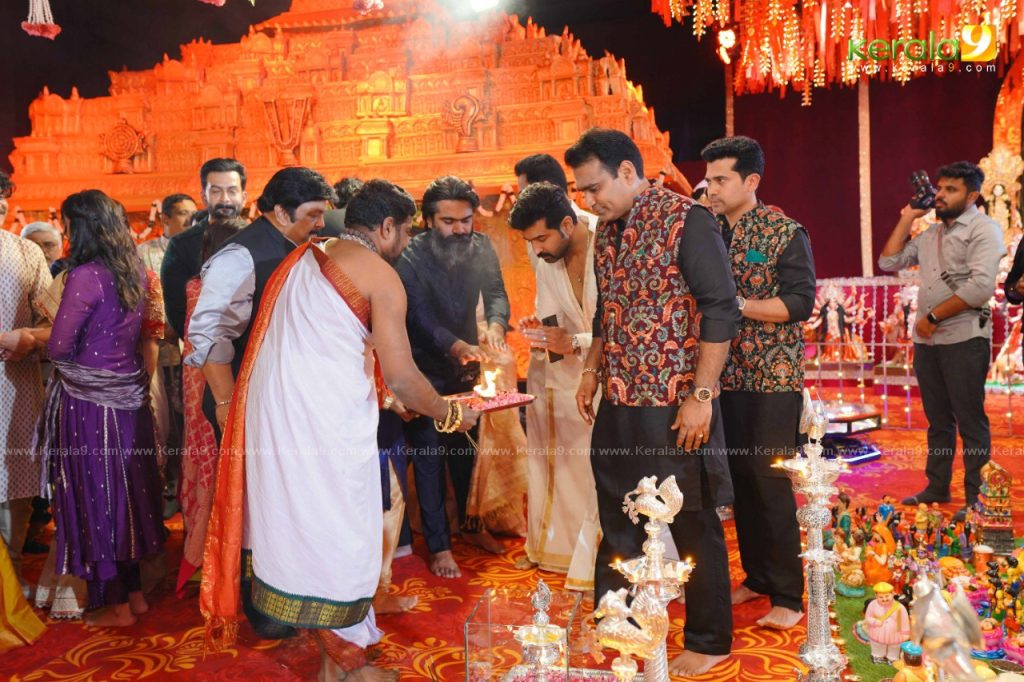 celebrities at kalyanaraman family navratri puja celebration 2022 photos 028