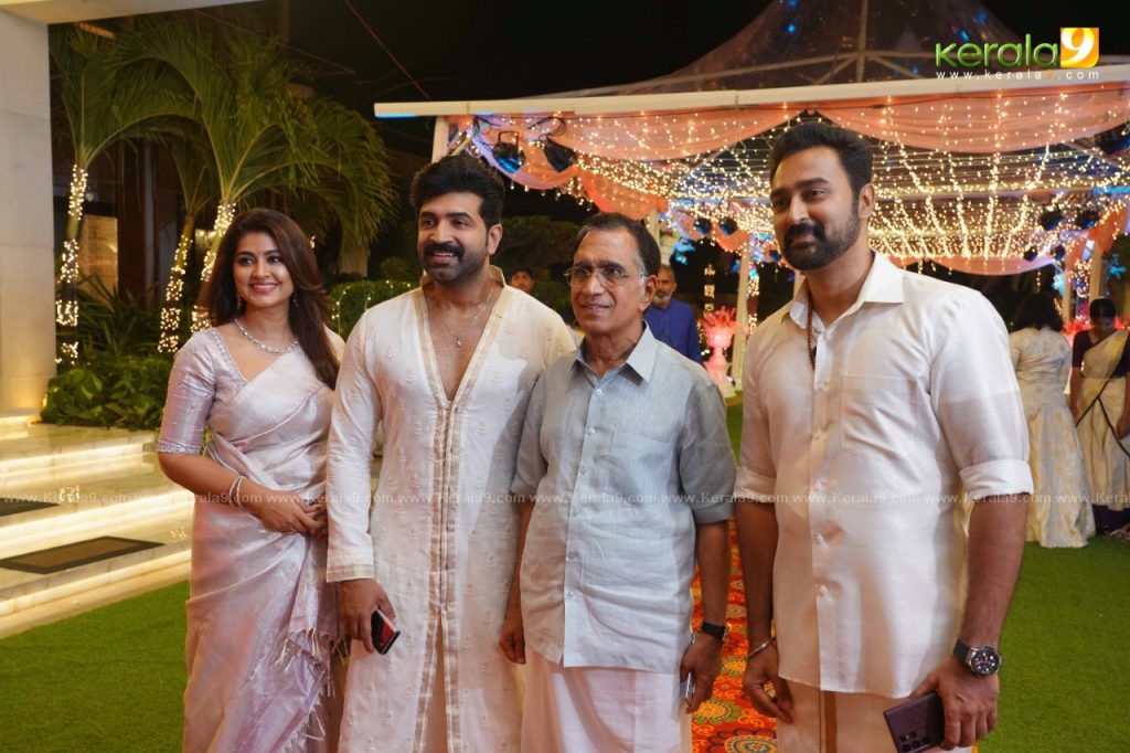 celebrities at kalyanaraman family navratri puja celebration 2022 photos 034