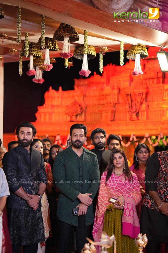 celebrities at kalyanaraman family navratri puja celebration 2022 photos 041