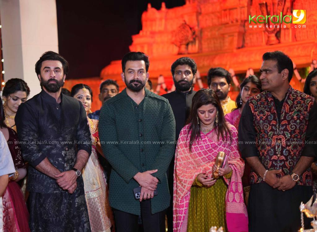 prithviraj family at kalyanaraman family navratri puja celebration 2022 photos 037