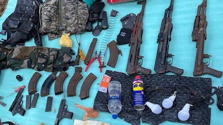 <strong>Three terrorists arrested in Kashmir</strong> 1 dd
