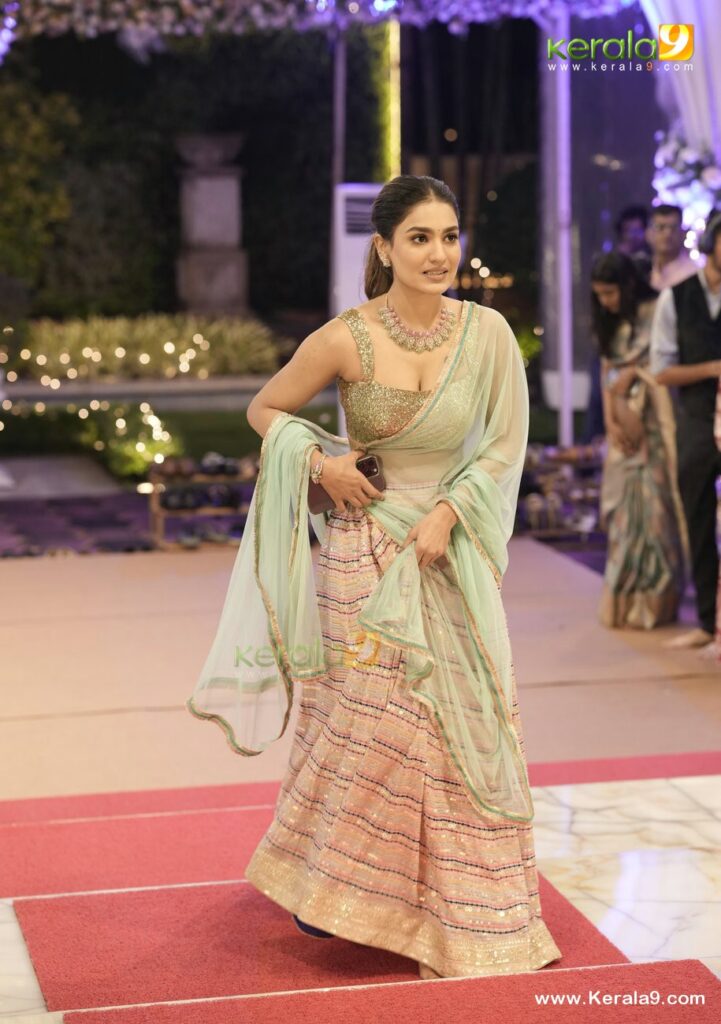Kalyan Navratri Celebration 2023 Photos: Celebrities Celebrate Kalyan Navratri 2023 in Style 57 Saniya Iyappan at kalyan navratri celebration 2023 photos 062