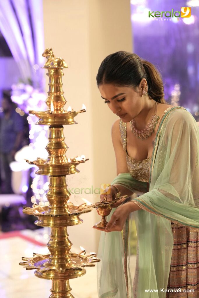 Kalyan Navratri Celebration 2023 Photos: Celebrities Celebrate Kalyan Navratri 2023 in Style 120 Saniya Iyappan at kalyan navratri pooja 2023 photos 063