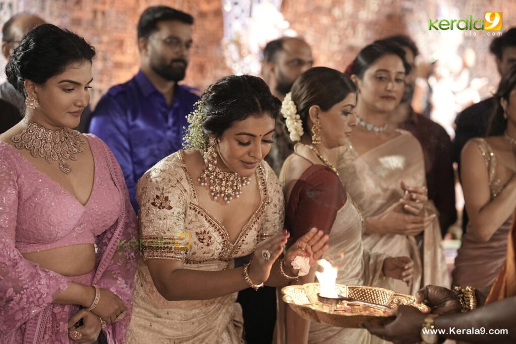 Kalyan Navratri Celebration 2023 Photos: Celebrities Celebrate Kalyan Navratri 2023 in Style 24 durga krishna at kalyan navratri celebration 2023 photos 085