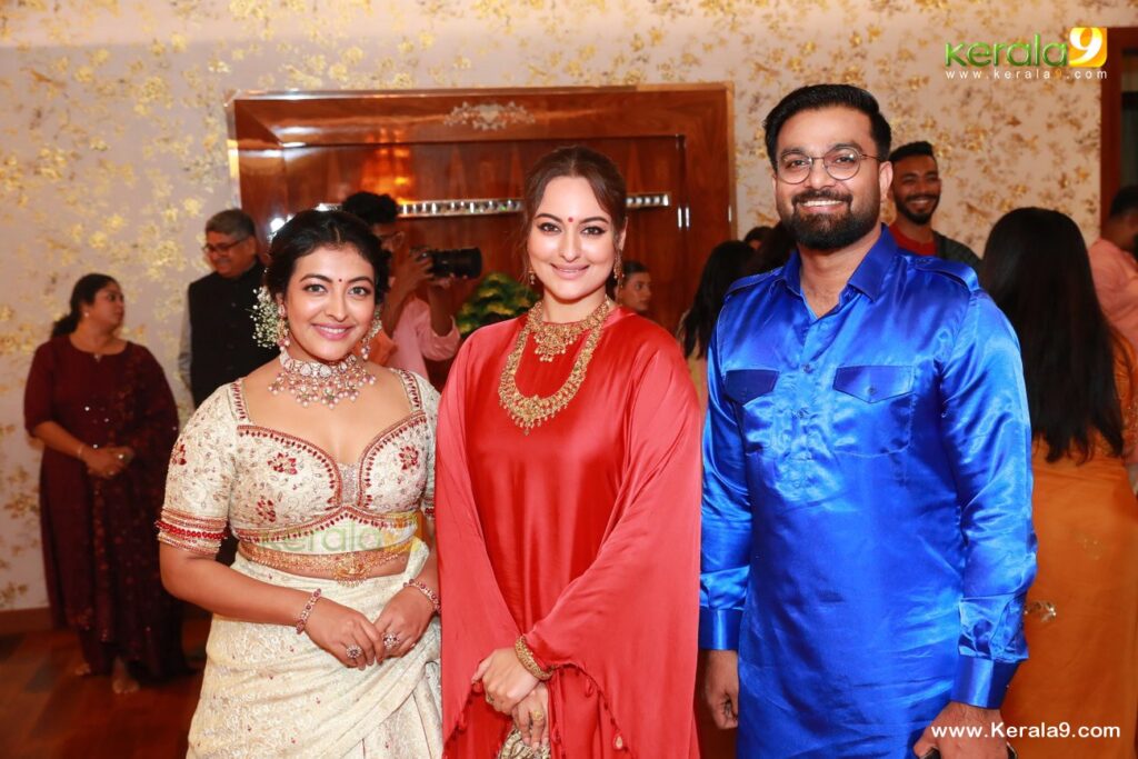 Kalyan Navratri Celebration 2023 Photos: Celebrities Celebrate Kalyan Navratri 2023 in Style 34 kalyan navratri celebration 2023 photos 097 1