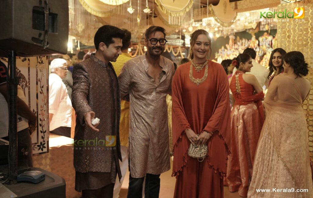 Kalyan Navratri Celebration 2023 Photos: Celebrities Celebrate Kalyan Navratri 2023 in Style 92 sonakshi sinha and Ajay Devgn at kalyan navratri celebration 2023 photos 007