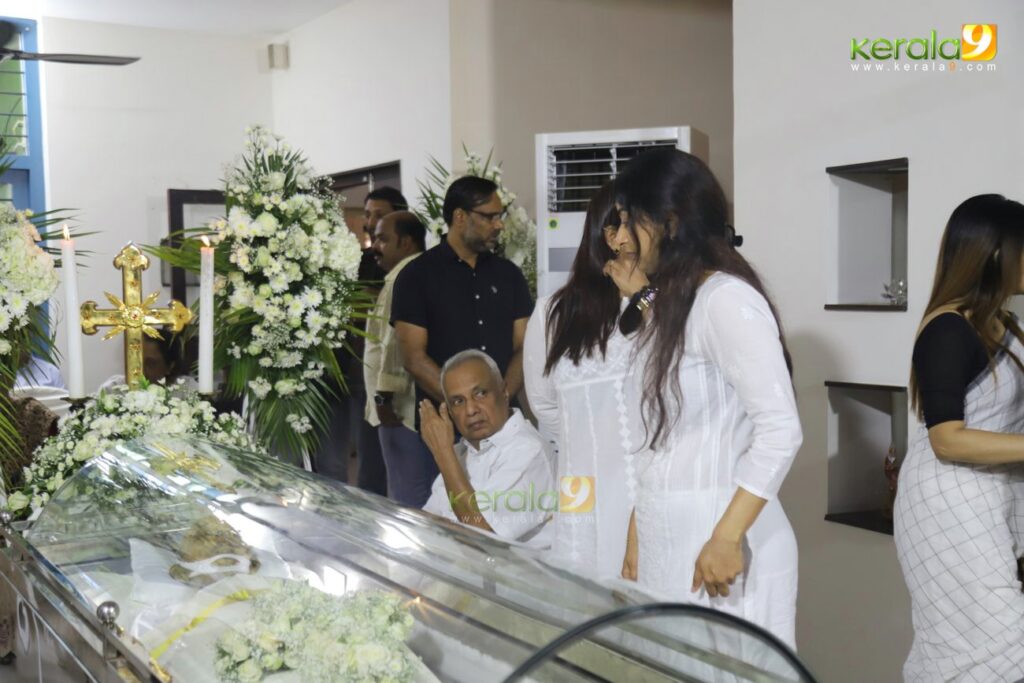 meera jasmine father funeral photos
