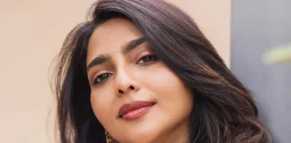 aishwarya lekshmi in t.and.msignature style photos 014