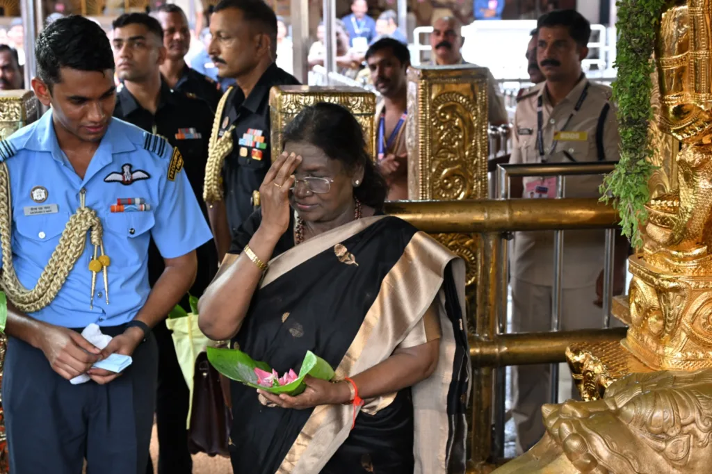 President Droupadi Murmu at Sabarimala photos 002