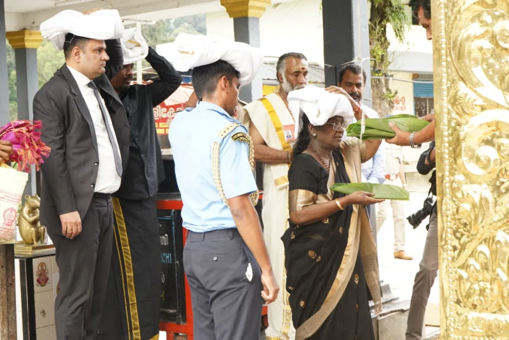 President Droupadi Murmu at Sabarimala temple photos 002