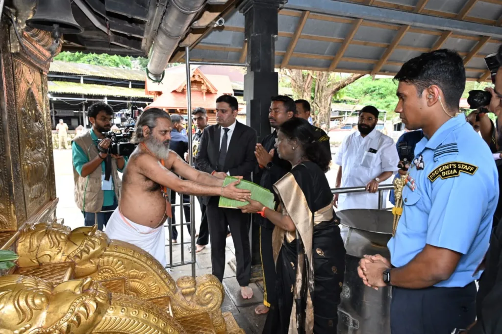 President Droupadi Murmu at Sabarimala temple photos 004
