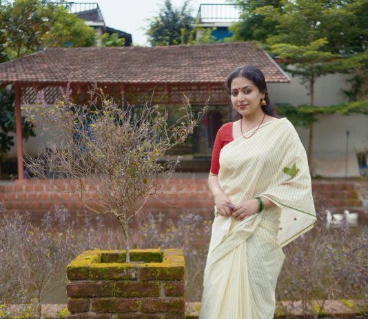 Anu Sithara anu sithara temple look in kerala saree pics
