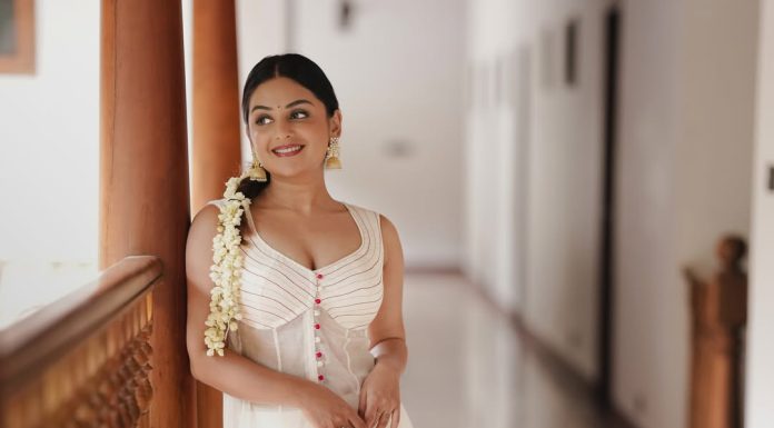 15+ Celebrity-Inspired Onam Outfit & Jewellery Ideas Photos From Classic Kasavu to Onam Salwar Set celebrities onam outfit ideas bye Felicia Designs actress esther anil