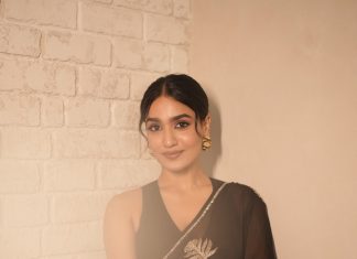 kalyani song actress saniya iyappan in black saree photos
