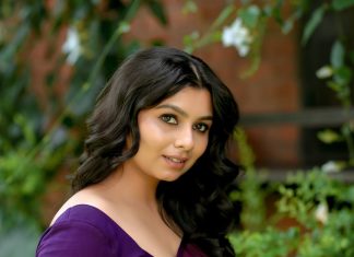 niranjana anoop in violet and red pattu saree with simple blouse design ideas photos
