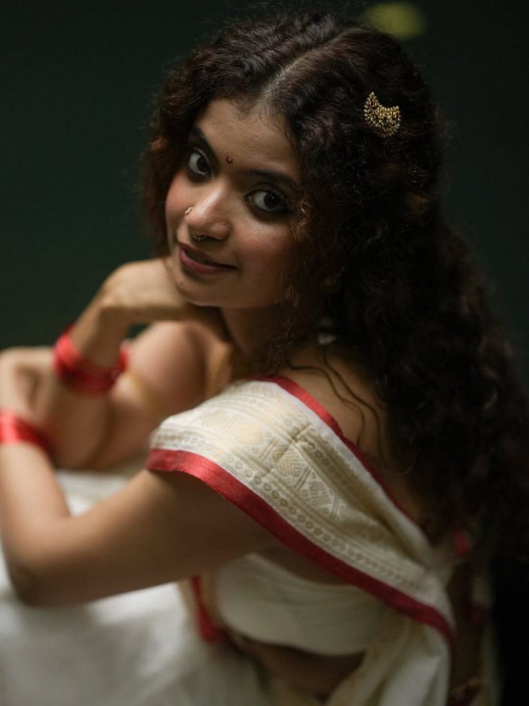 Aesthetic mirror reflection photo idea in Onam saree