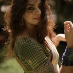 Royal walk over the shoulder pose in Kasavu saree