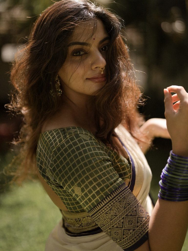 Royal walk over the shoulder pose in Kasavu saree