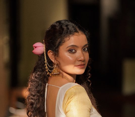 10 Trending Onam Saree Pose Ideas Inspired by South Indian Celebrities Side profile candid glance in traditional Kerala saree