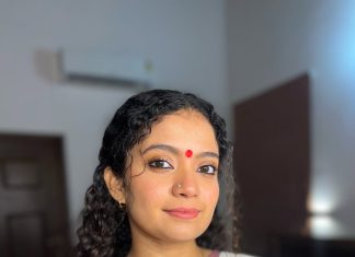 anna ben in red simple kara set and mundu kerala traditional dress and makeup pics