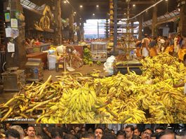 Devotees Offer ‘Kaazhchakula’ at Guruvayur Temple on Uthradam Day; Minister K. Muraleedharan Joins Celebrations guruvayur