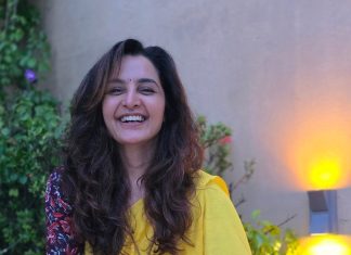 manju warrier in yellow saree with kalamkari blouse pics