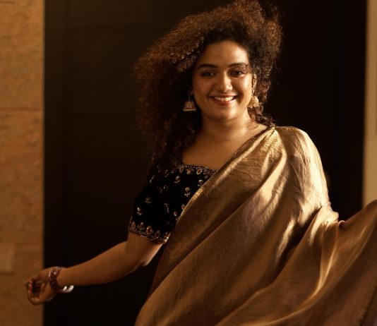 Marina Michael Kurisingal mareena michael kurisingal in golden saree with contrast blouse ideas photos