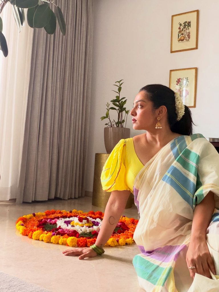 parvathy thiruvothu onam look in kerala saree