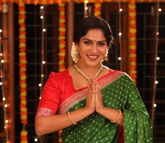Swasika swasika vijay in green saree with contrast red blouse style design photos