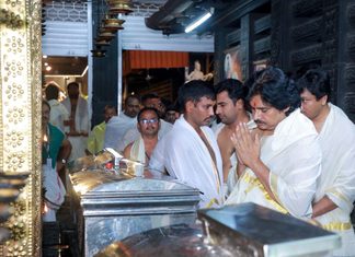 Andhra Pradesh Deputy CM Pawan Kalyan Offers Prayers at Guruvayur Temple Pawan Kalyan visit guruvayur temple photos