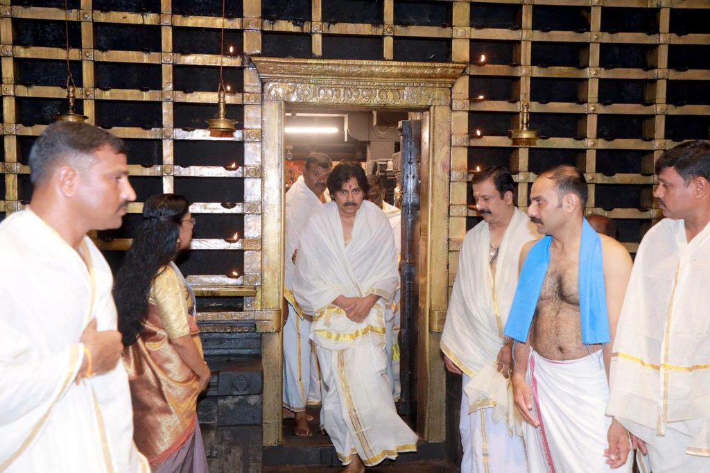 Pawan Kalyan visit guruvayur temple photos