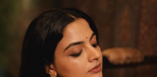 Nikhila Vimal nikhila vimal in lightweight chocolate brown saree with sleeveless blouse