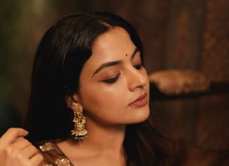 Nikhila Vimal nikhila vimal in lightweight chocolate brown saree with sleeveless blouse