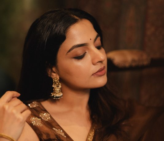 Nikhila Vimal nikhila vimal in lightweight chocolate brown saree with sleeveless blouse