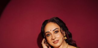Pearle Maaney pearle maaney in royal blue traditional silk saree with rich maroon silk fabric blouse style in kalyan navaratri function outfit photos