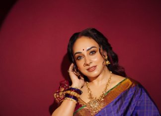 Pearle Maaney pearle maaney in royal blue traditional silk saree with rich maroon silk fabric blouse style in kalyan navaratri function outfit photos
