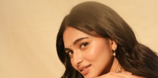 Kayadu Lohar kayadu lohar in pale pink traditional ethnic saree ensemble with a matching sleeveless blouse and classic golden toned pearl statement necklace photos