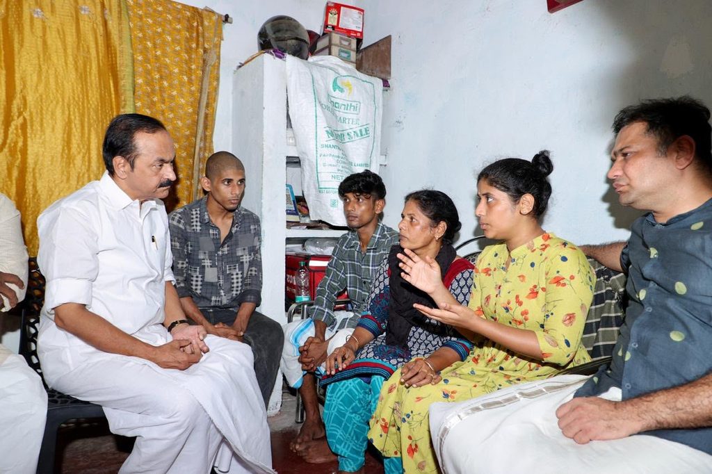 vd satheesan visited Cheranalloor accident Victims Daughter bhadra keerthi