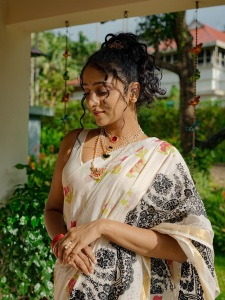 arsha-baiju-in-saree-with-ornaments-look-photos-005