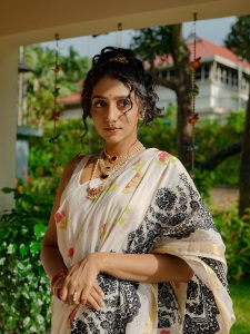 arsha-baiju-in-saree-with-ornaments-look-photos-009